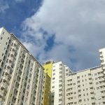 Consórcio e leilão judicial: comprador avaliando imóvel com desconto no Brasil