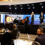 Fernanda e Guilherme Toporoski comandam o leilão beneficente da Bacalhoada da APAE Curitiba.