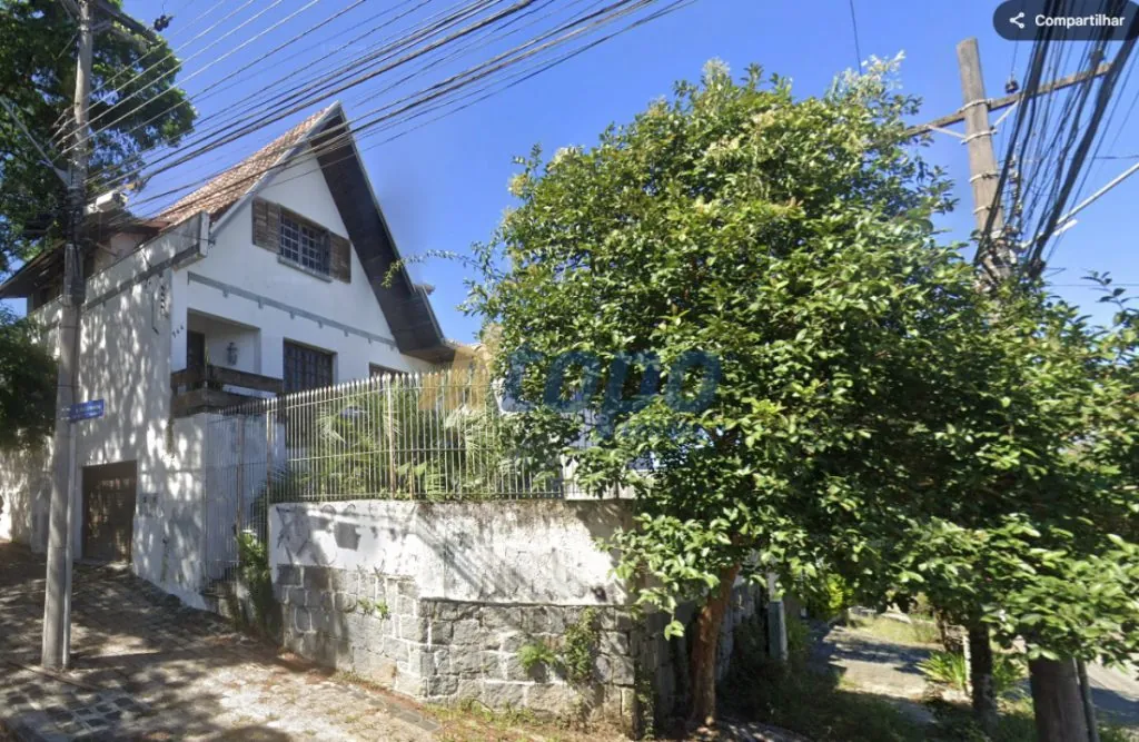  Os leilões acontecem quando dívidas como IPTU ou financiamento não são pagas, e o imóvel é destinado à venda para quitar a dívida. Essas oportunidades podem oferecer descontos significativos, tornando-se uma opção atrativa para investidores.