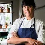 "Chef Manu Buffara e organizadores no rooftop do Hotel Suryaa durante o Leilão Solidário na Grande Curitiba em prol da Vila Zumbi"