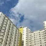 Consórcio e leilão judicial: comprador avaliando imóvel com desconto no Brasil