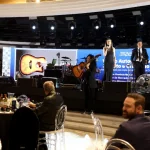 Fernanda e Guilherme Toporoski comandam o leilão beneficente da Bacalhoada da APAE Curitiba.