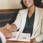 Mulher participando de leilão em São Paulo
